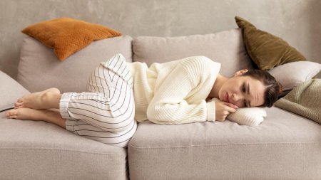 Женщина лежит на диване