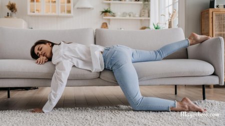 Уставшая женщина на диване