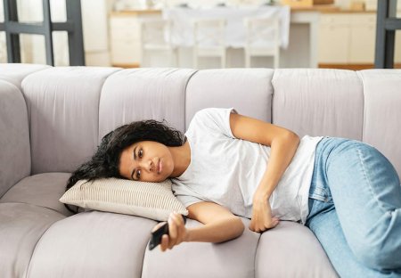 Девушка с пультом на диване