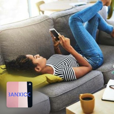 Женщина лежит на диване