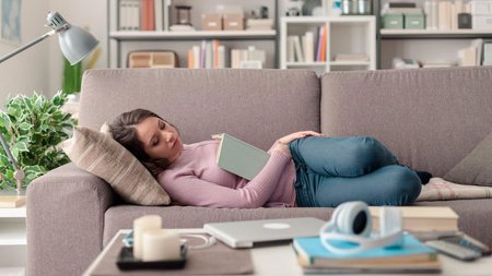 Девушка спит на диване