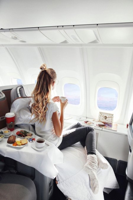 Девушка в самолете