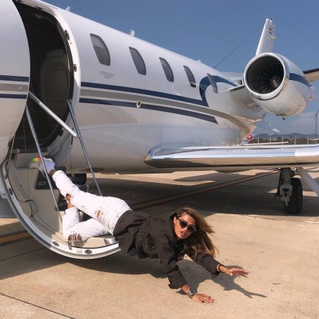 Девушка в частном самолете