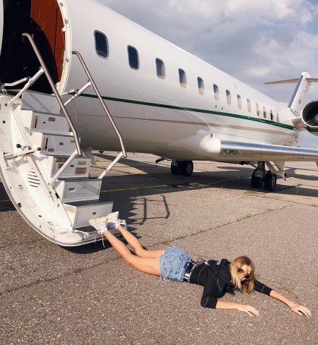 Девушка в самолете