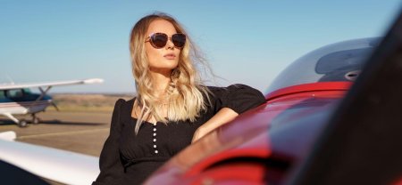 Блондинка в частном самолете