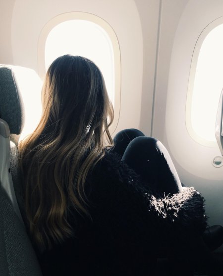 Брюнетка в самолете