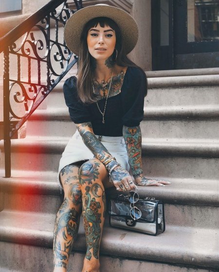 Девушка с татуировками