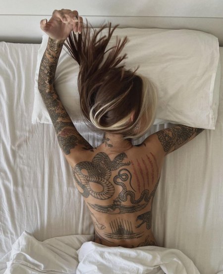Женщина с татуировками
