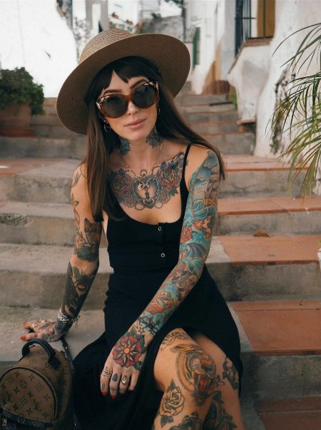 Девушка с татуировками