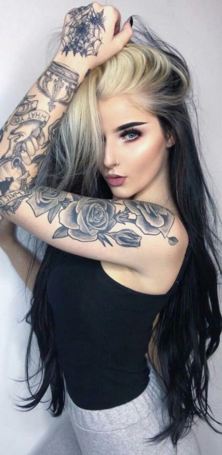 Девушка с татуировками