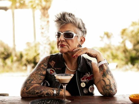 Бабушка с татуировками