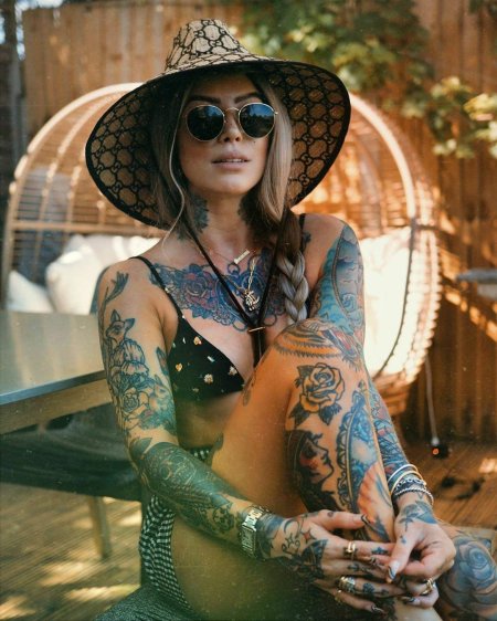 Женщина с татуировками