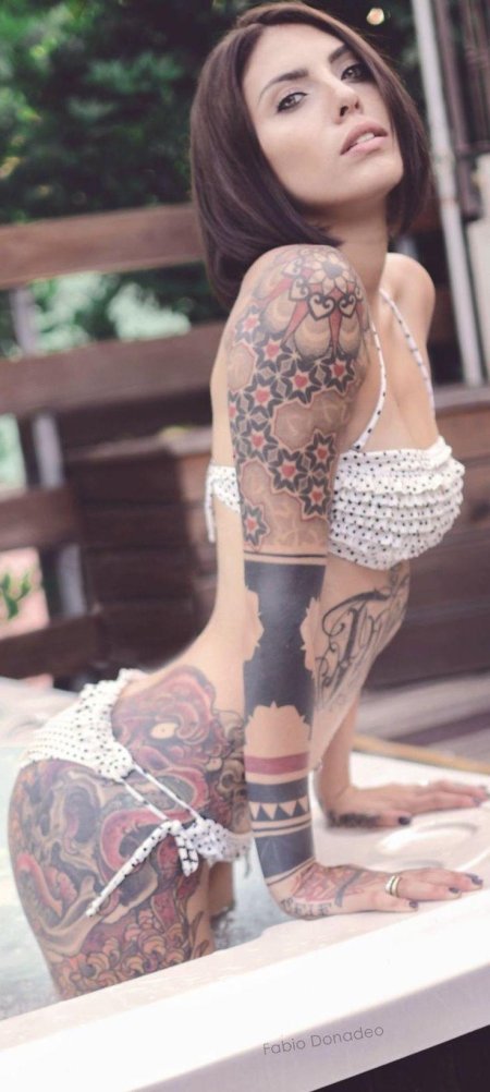 Девушка с татуировками