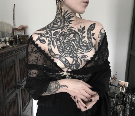 Женщина с татуировками