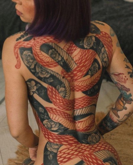 Змея на спине тату