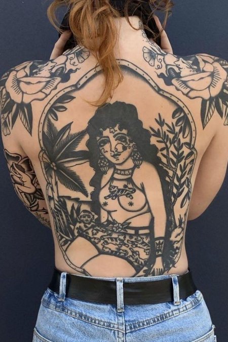 Женщина с татуировками