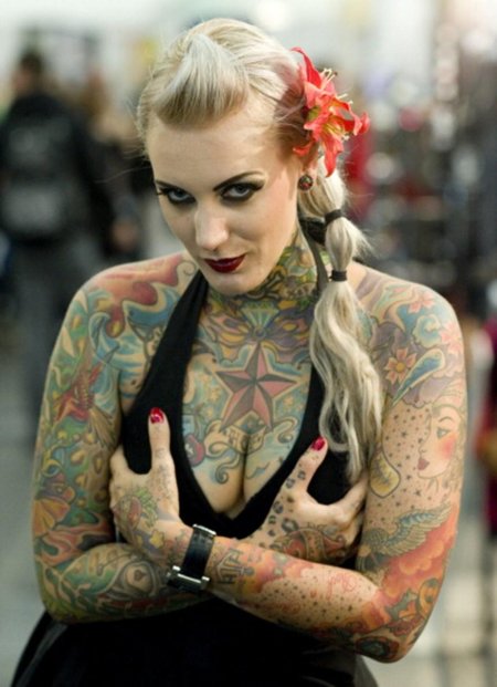 Девушка вся в татуировках