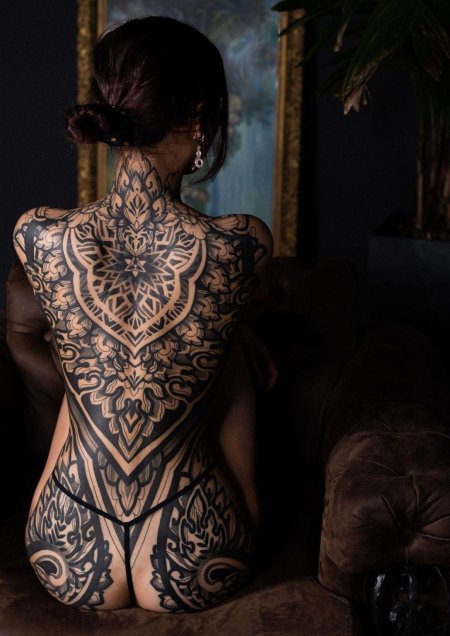 Женщина с татуировками