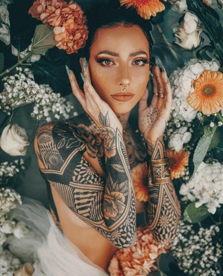 Женщина с татуировками