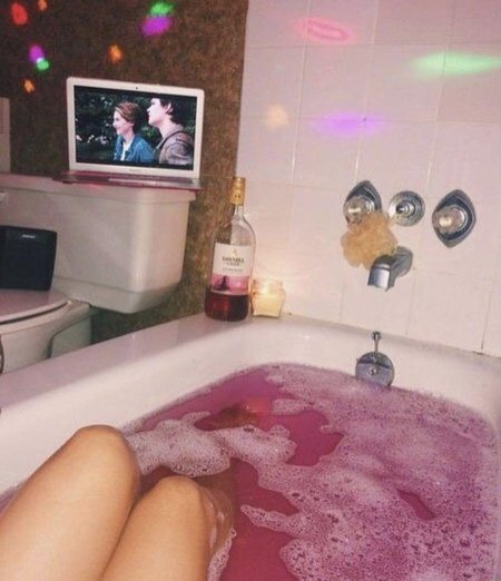 Ножки девушек в ванной