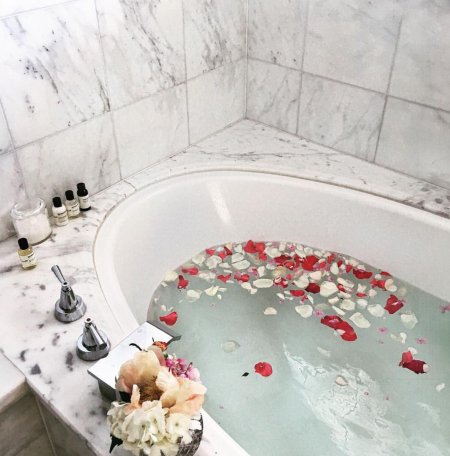 Ванна с лепестками роз