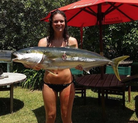 Девушка с рыбой