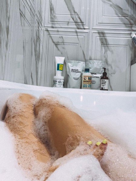 Женские ноги в ванной