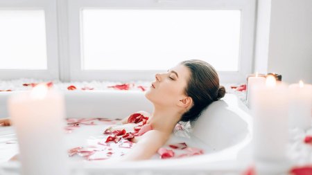 Ванная с лепестками роз