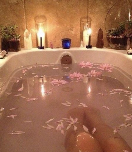Ванная с пеной и свечами