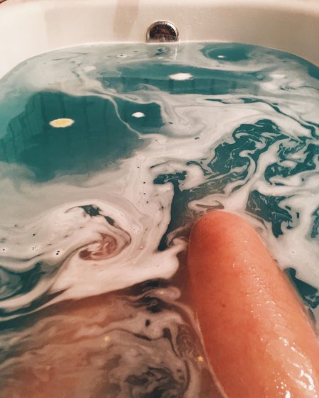 Бомбочка для ванны в ванной