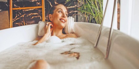 Принимает ванну