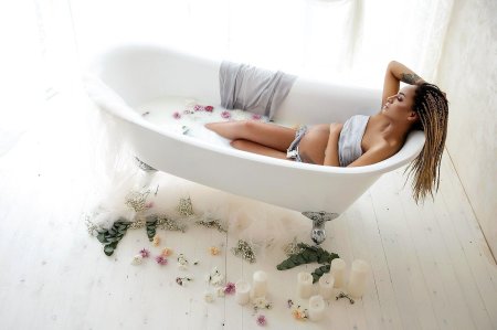 Фотосессия беременной в ванной