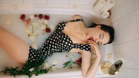 Красивая девушка в ванной