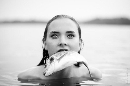 Девушка с рыбой