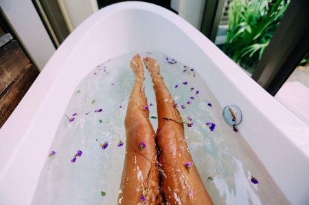 Ноги в ванной