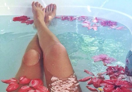 Красивые женские ноги в ванной