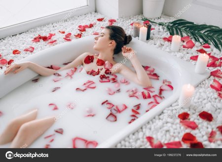 Ванна с лепестками роз