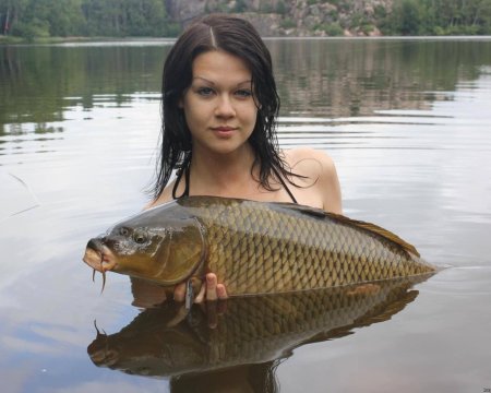 Девушка с карпом