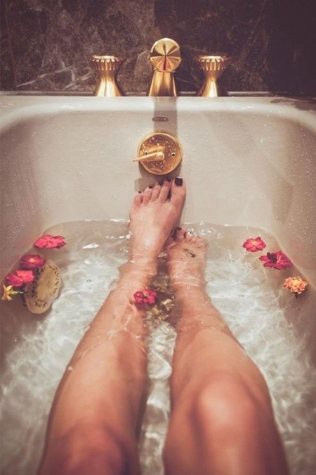 Девушка в ванной