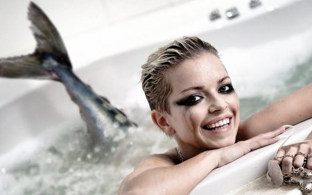 Красивая девушка в ванной