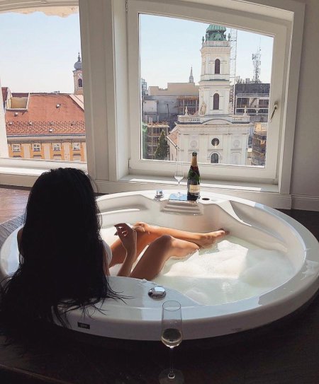 Девушка в джакузи