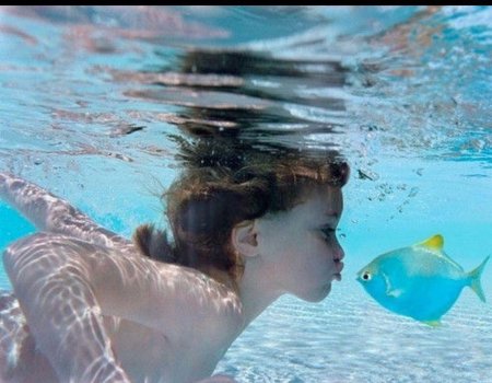 Девушка плавает с рыбами