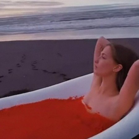 Девушка в ванне