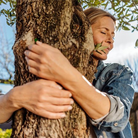 Человек обнимает дерево
