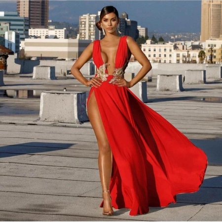 Платье с высоким разрезом