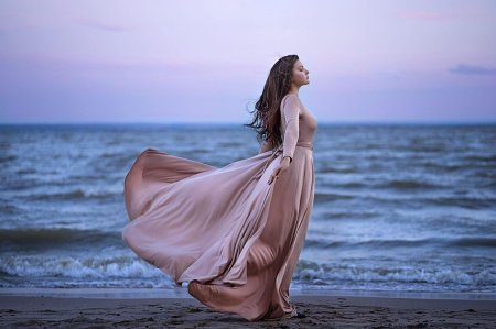 Девушка в длинном платье