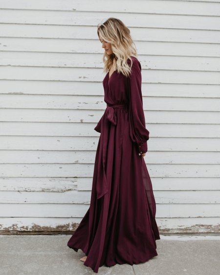 Длинное бордовое платье