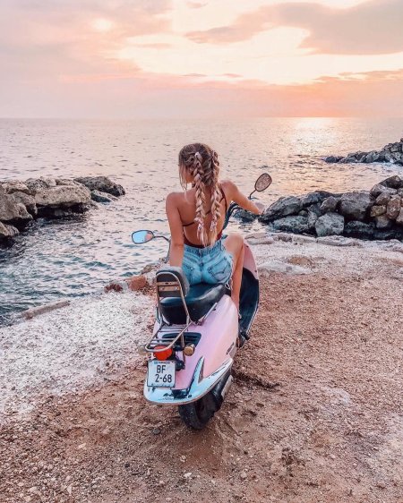 Девушка путешествует