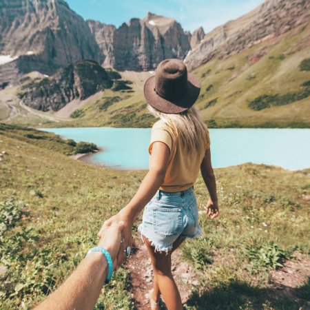 Девушка путешествует