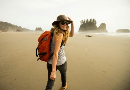 Девушка путешествует